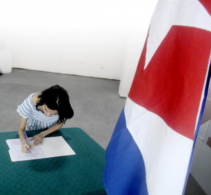 Desde la perspectiva de la materialidad social, la firma desempeña una función simbólica y práctica. Foto: Juvenal Balán