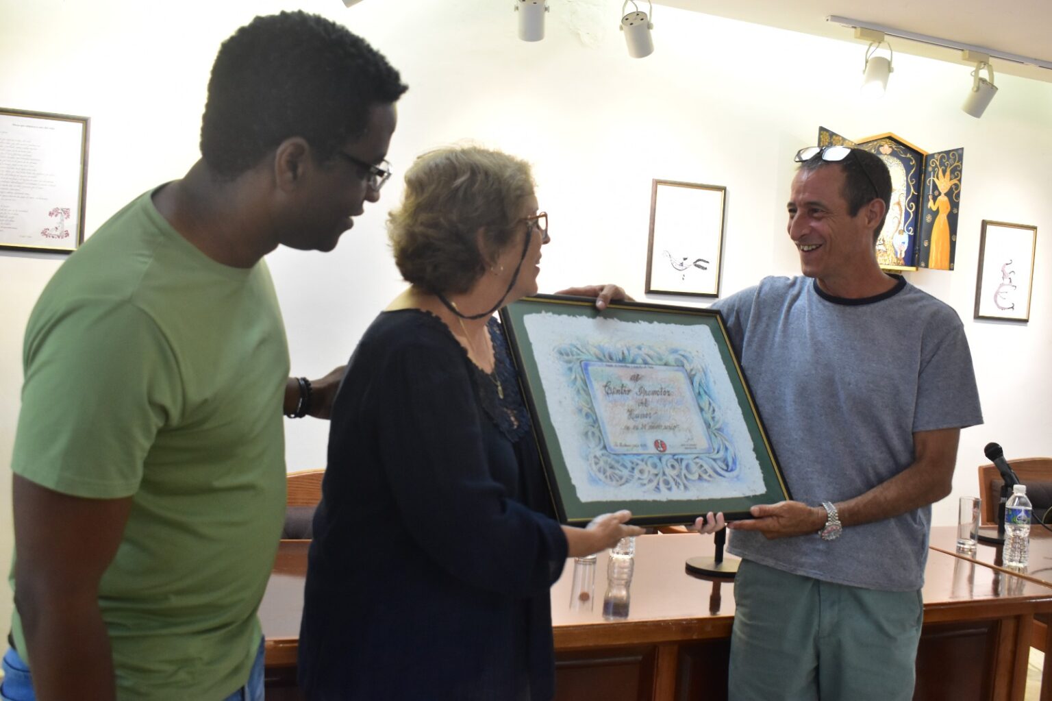  El humor en Cuba mueve los caracoles