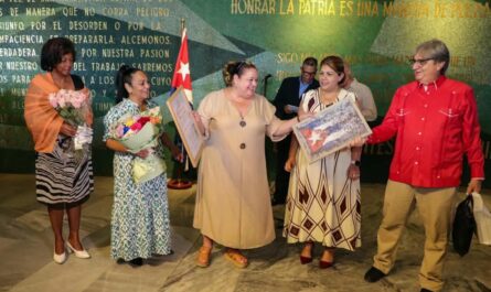 Entregan a Bárbara Betancourt Premio Nacional de Radio 2026