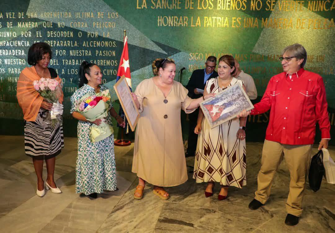 Entregan a Bárbara Betancourt Premio Nacional de Radio 2026