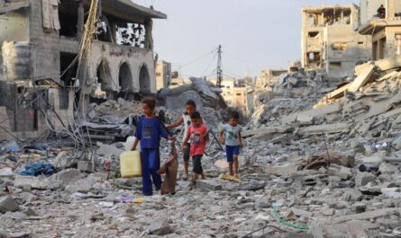 Niños caminando en medio de las ruinas por Gaza. Foto: Unicef