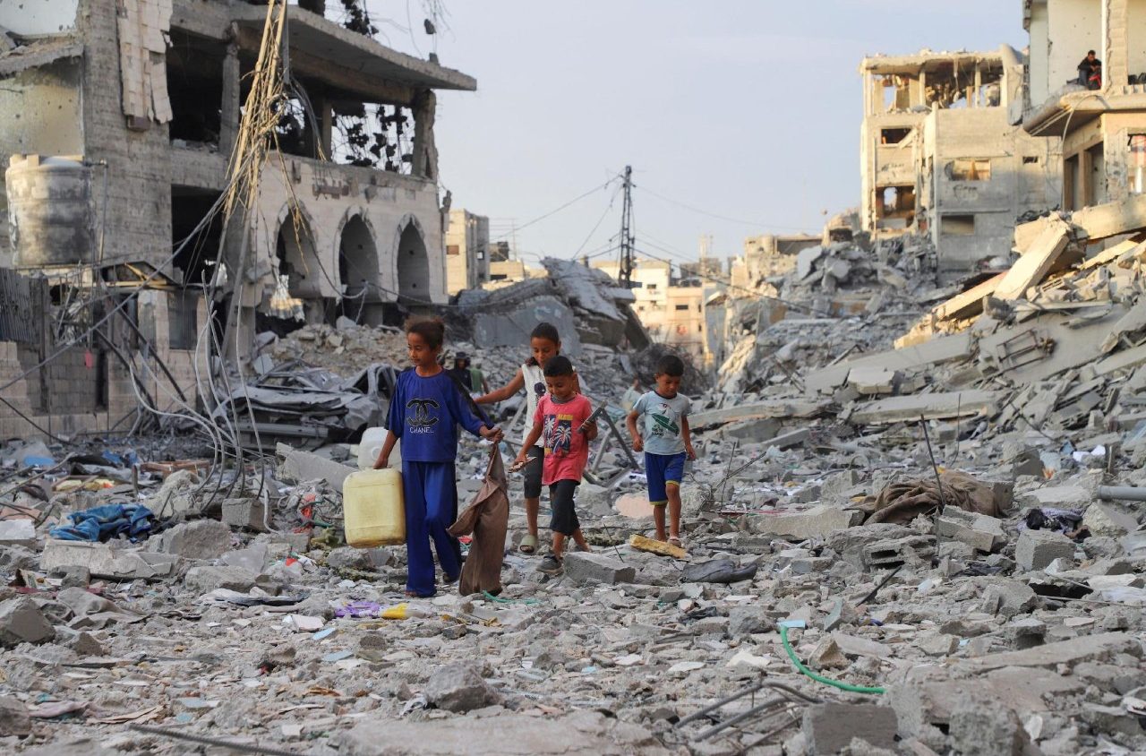 Niños caminando en medio de las ruinas por Gaza. Foto: Unicef